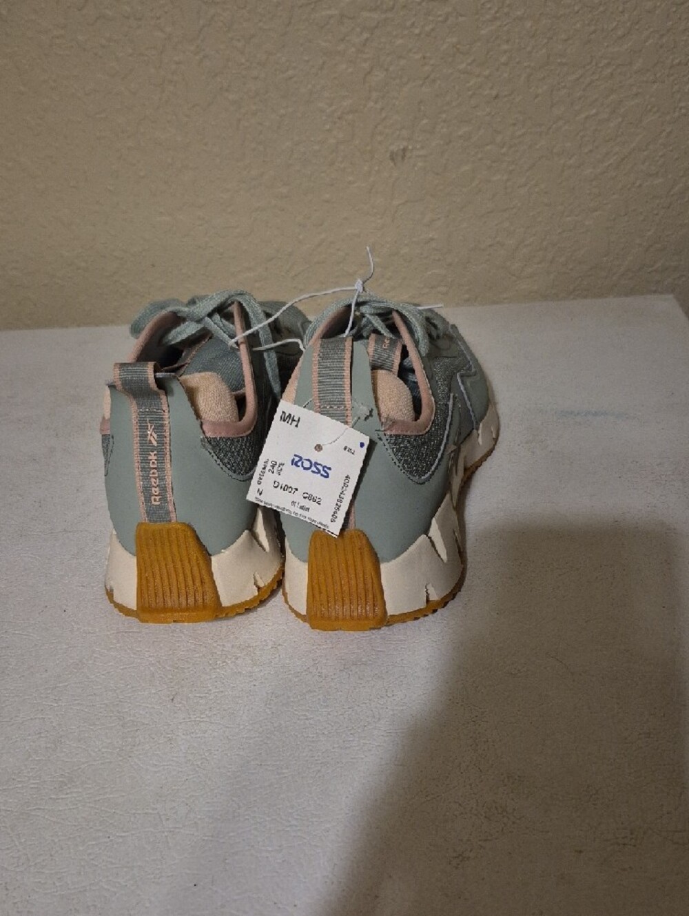 Reebok Women's Mint Green and Blush 8.5 Lace-Up Sneakers - Picture 4 of 7